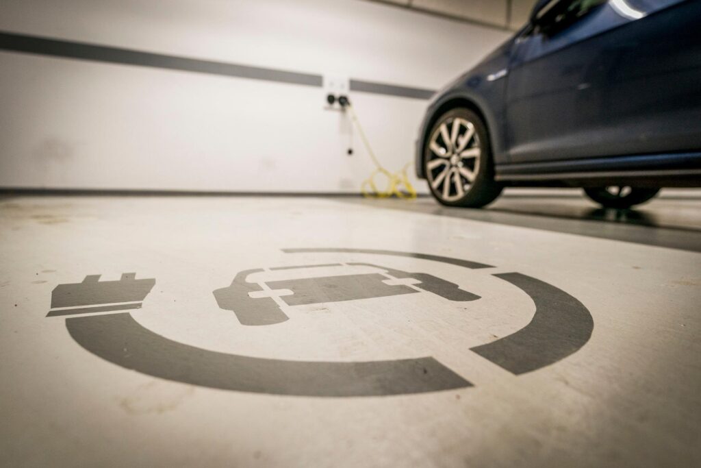 Electrische auto laad op in parkeergarage